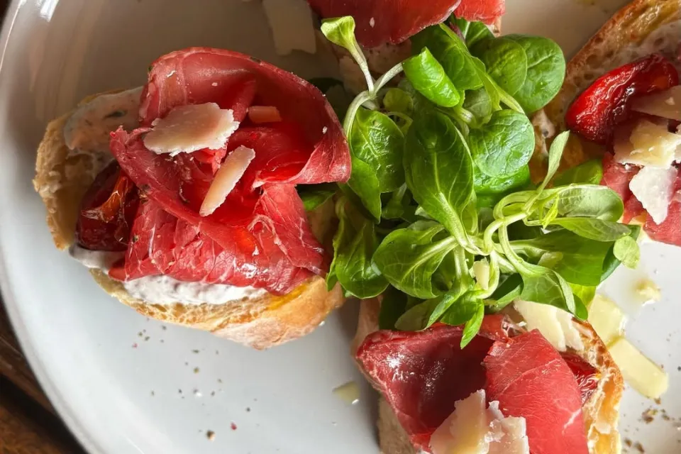 Szarvasgombás bruschetta bresaola sonkával, konfitált paradicsommal (G,L)