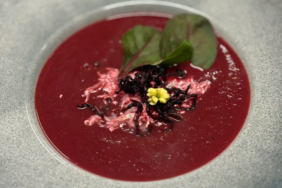 Céklakrémleves kecskesajttal és ropogós céklacsíkokkal (L)