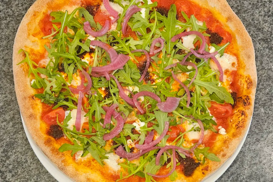 Pizza con Nduja (csípős!) (paradicsomos alap, mozzarella, csípős calabriai kolbászkrém, taleggio sajt, ricotta,koktélparadicsom, rukkola, marinált hagyma) (G,L)