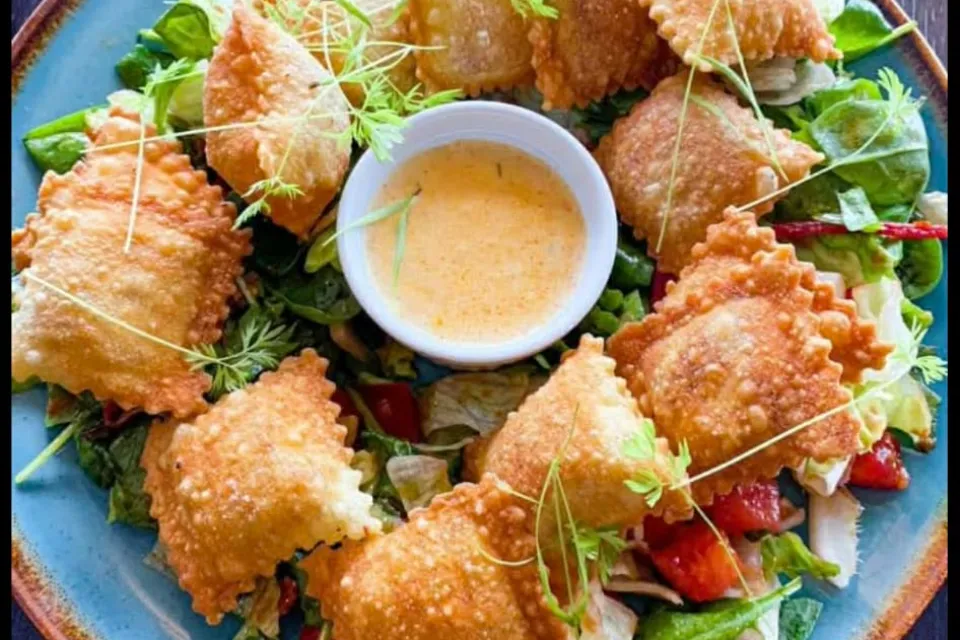 Ropogósra sült chilis marhás ravioli aszalt paradicsomos salátával, cheddar sajt mártogatóssal (G,T,L)