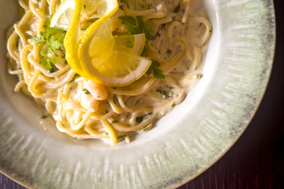 Spaghetti gamberetti con limone (Homemade spaghetti with garlic shrimp, in a lemon)