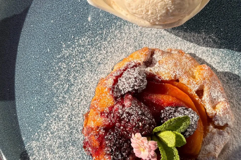 Őszibarackos galette (francia pite) szederrel, barackos krémtúrós fagylalttal (G, L, T, D) 