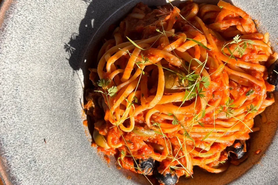 Linguine alla puttanesca con tonno (G, T, H) 