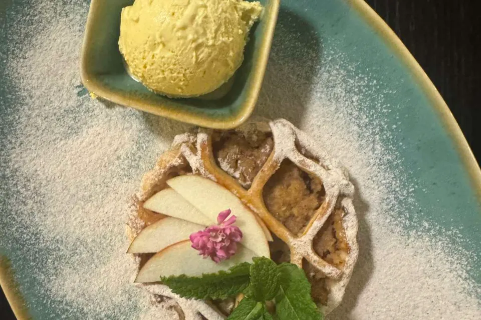 Fahéjas-almás crostata vaníliafagylalttal (olasz almás pite) (G,L,T)