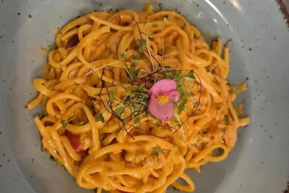 Füstölt lazacos linguini paradicsomos-mascarponés szósszal (L,T,G,H)