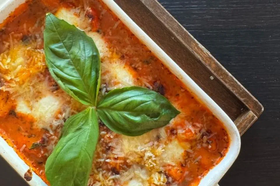 Gnocchi alla sorrentina (házi készítésű gnocchi fokhagymás, paradicsomos szósszal, parmezánnal, mozzarella sajttal sütve) (G,L)