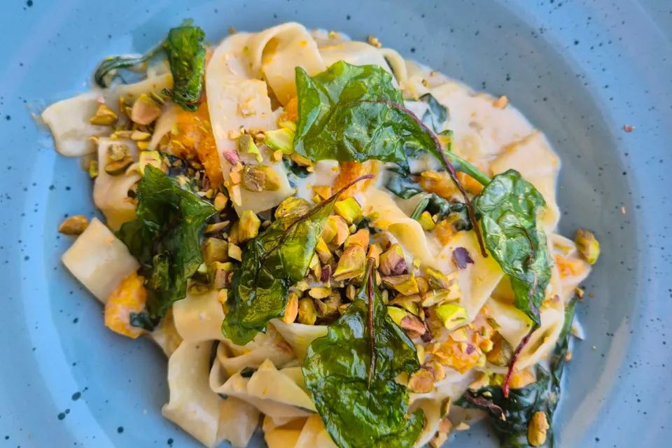 Gorgonzolás pappardelle sütőtökkel, pörkölt pisztáciával és fodroskel-chipsszel (G, L, D)