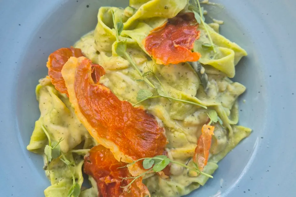 Házi spenótos pappardelle tejszínes vajtök mártással, cukkinivel, pármai sonka chipsszel, caciocavallo sajttal (G,L,T)