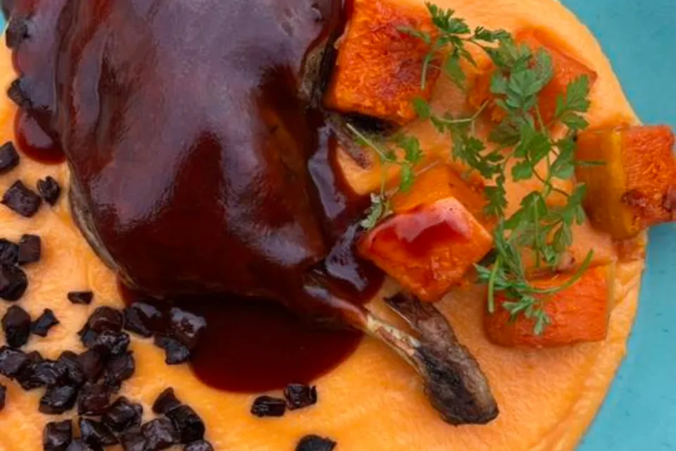 Kacsacomb sütötökpürével, karamelllzált zöldségekkel, céklás pecsenyelével (G,L,)