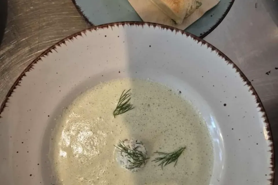 Kovászos uborkakrémleves kapros-baconös túrógombóccal (L)