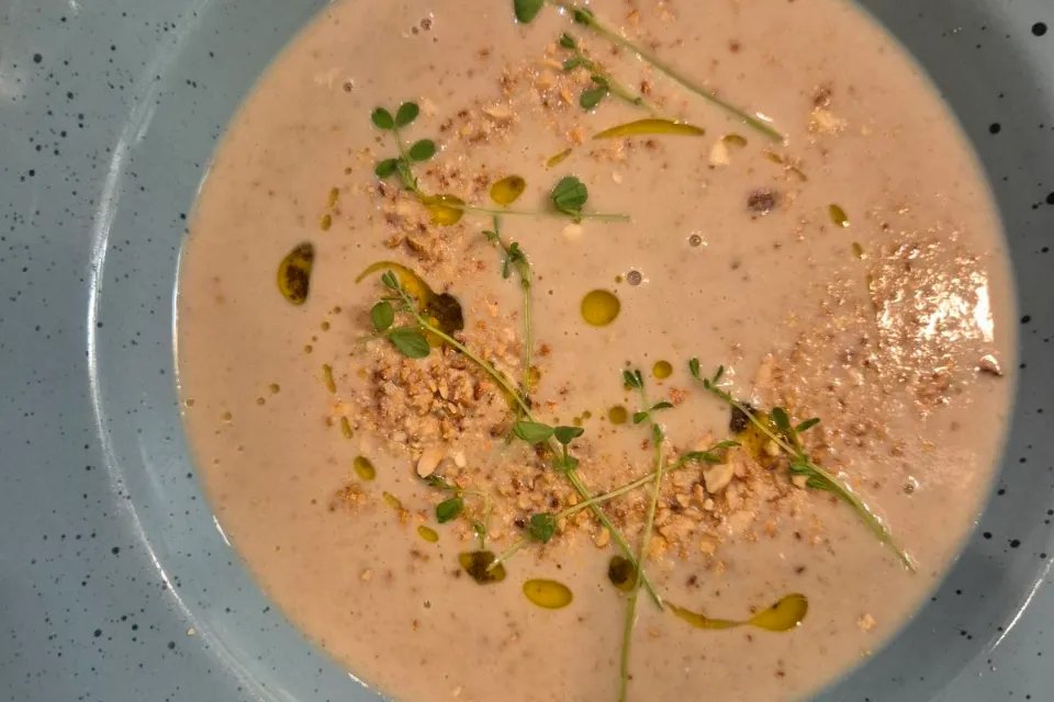 Gesztenyés vargányakrémleves pirított törökmogyoróval, szarvasgombaolajjal (L,D)