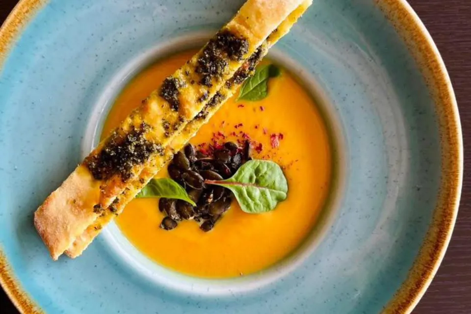 Sütőtök krémleves, tökmag pestos grissinivel, pirított tökmaggal (G,L,D)