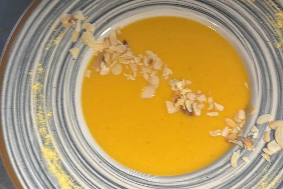 Mangós sárgadinnye-krémleves pirított mandulával (L,D)