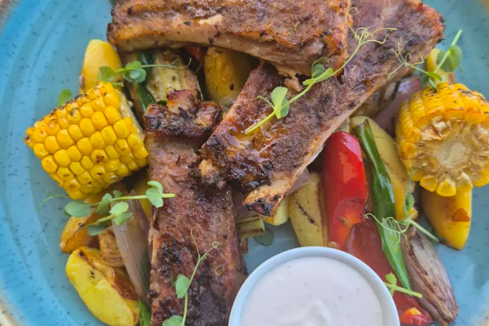 Mézes-chilis oldalas vele sült zöldségekkel, grillezett kukoricával, pikáns mártogatóssal (L,T) 