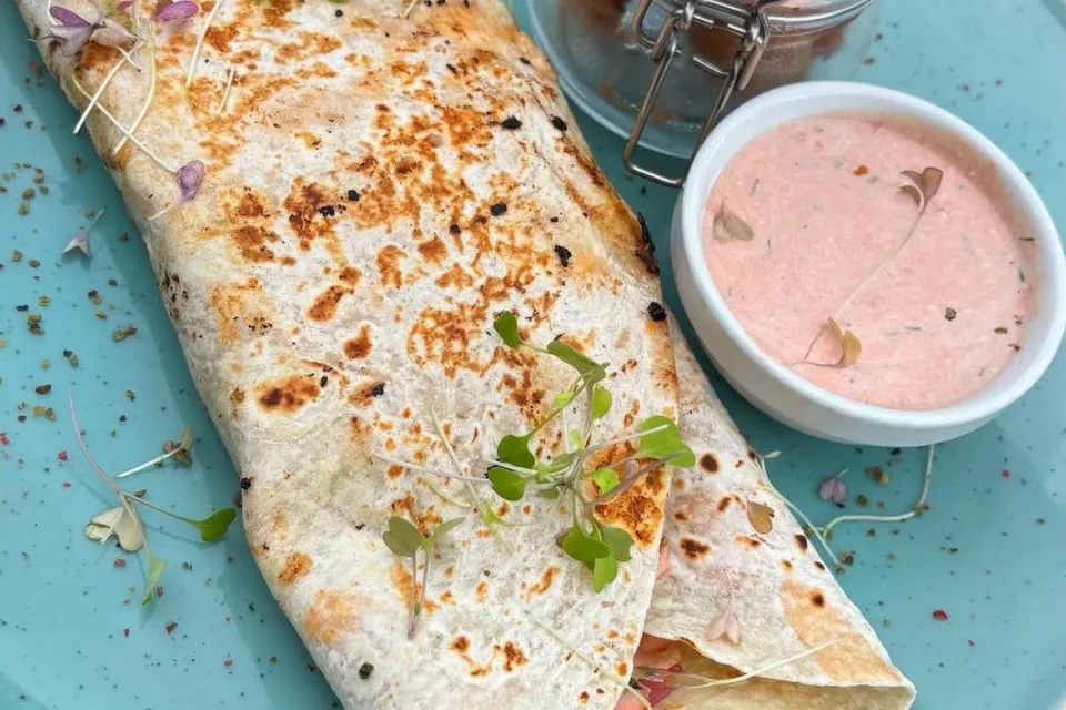 Piadina with pulled pork shoulder, breaded pickled cucumber, served with dill and tomato dipping sauce (L,G,T)