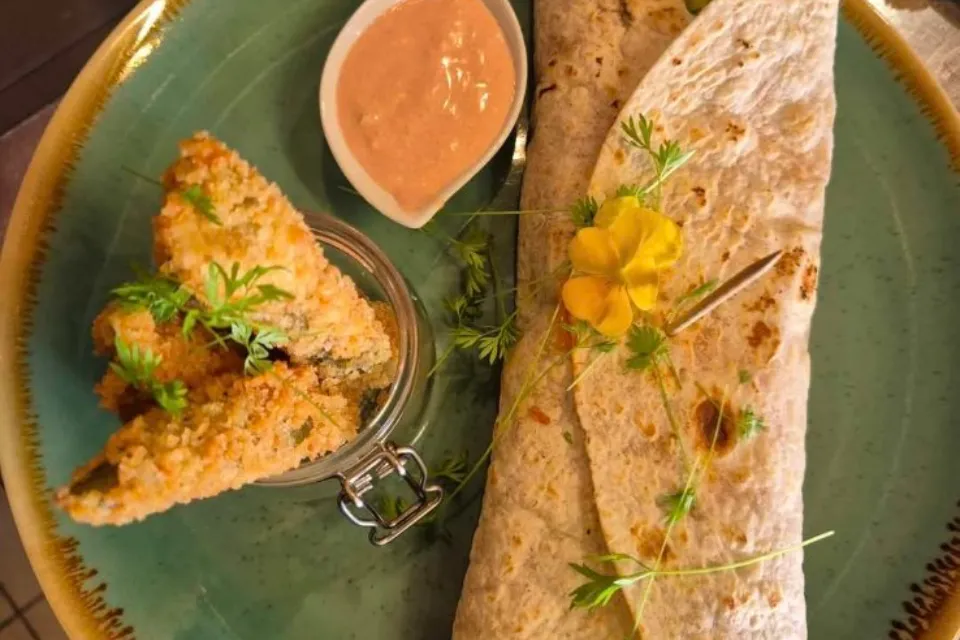 Piadina tépett sertéslapockával, rántott kovászos uborkával, kapros-paradicsomos mártogatóssal (L,T,G)
