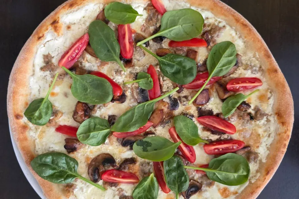 Pizza salsiccia e funghi con taleggio 