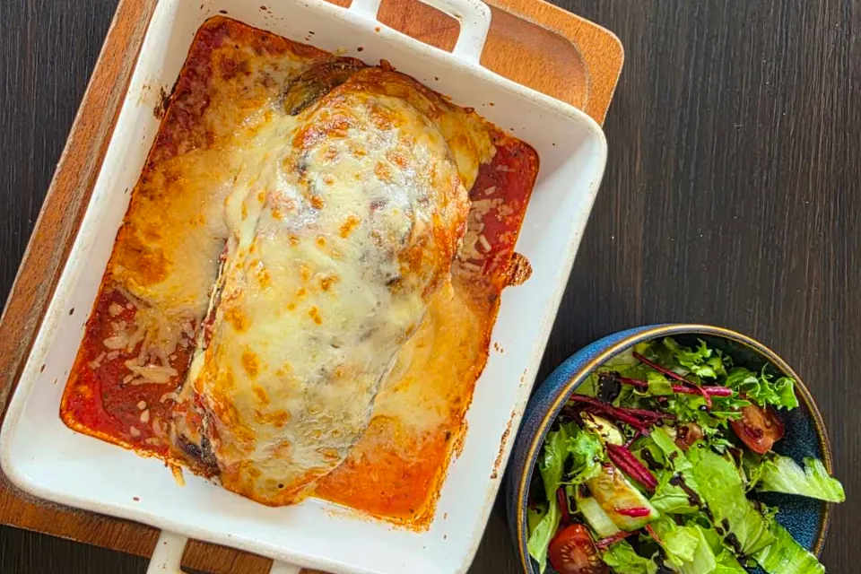 Parmigiana di melanzane (szicíliai rakott padlizsán) kevert salátával (L)