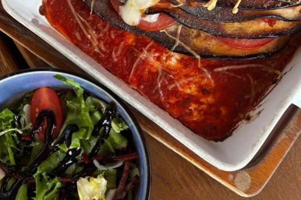 Parmigiana di melanzane (szicíliai rakott padlizsán) kevert salátával (L)