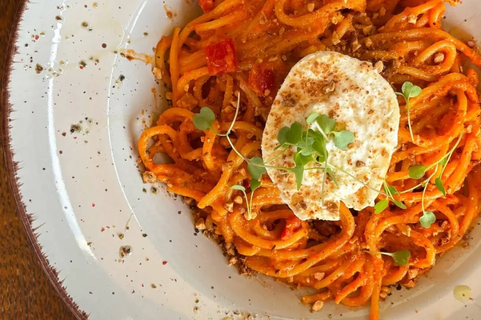 Spaghetti sült kápapaprikás vörös pestóval, bivalymozzarellával, pirított kesudióval (G,D,L,T)