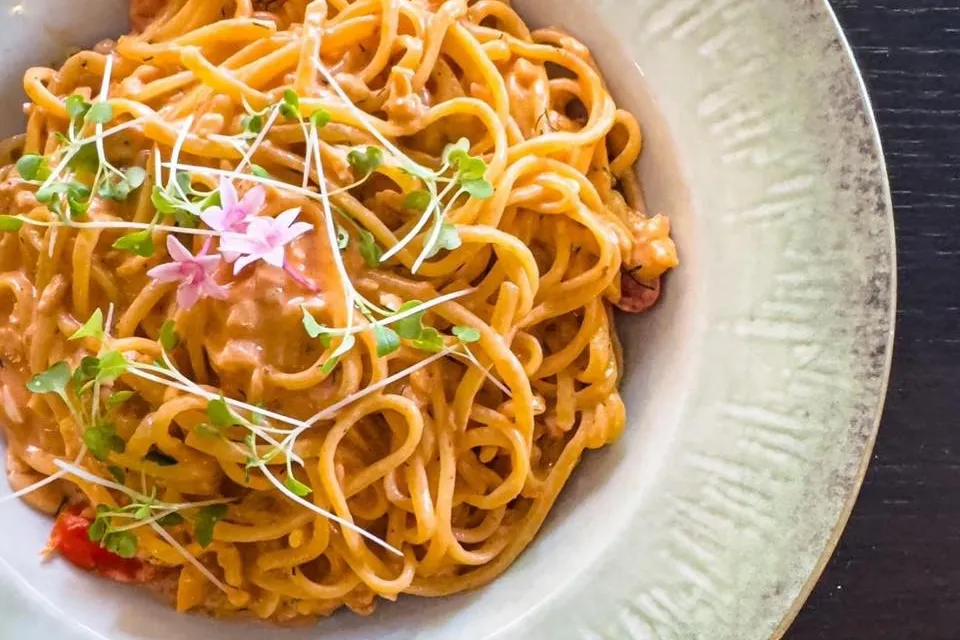 Füstölt lazacos linguine paradicsomos-mascarponés szósszal, friss kaporral (G,H,L,T)