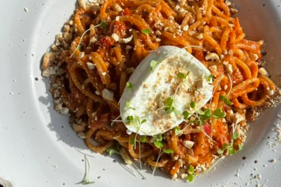 Spaghetti,kápia paprikás vörös pestoval bivalymozzarelléval, pirított kesudióval (G,L,T,D)