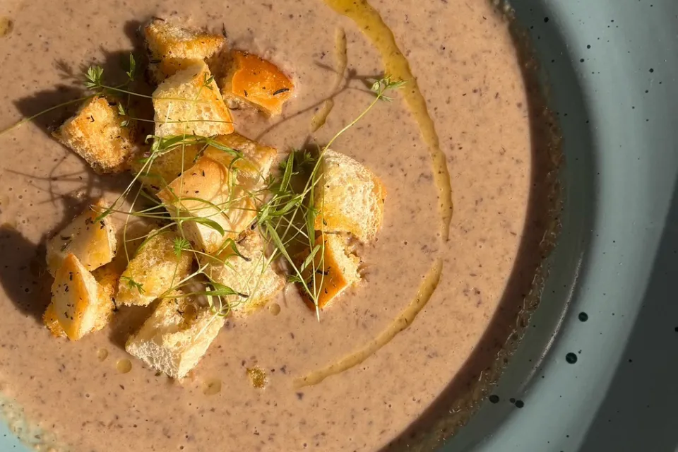 Vargányás gombakrémleves kakukkfüves krutonnal, szarvasgombás olajjal (G, L) 